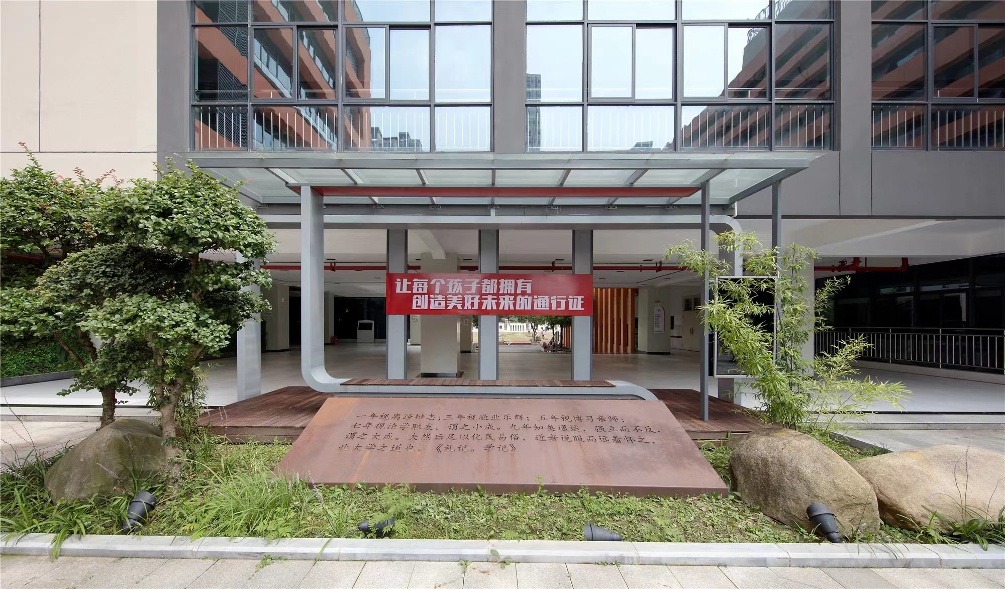 【學(xué)校案例】今泰裝飾在武漢市先后完成了與紅領(lǐng)巾學(xué)校6個(gè)校區(qū)的項(xiàng)目交付！(圖1)